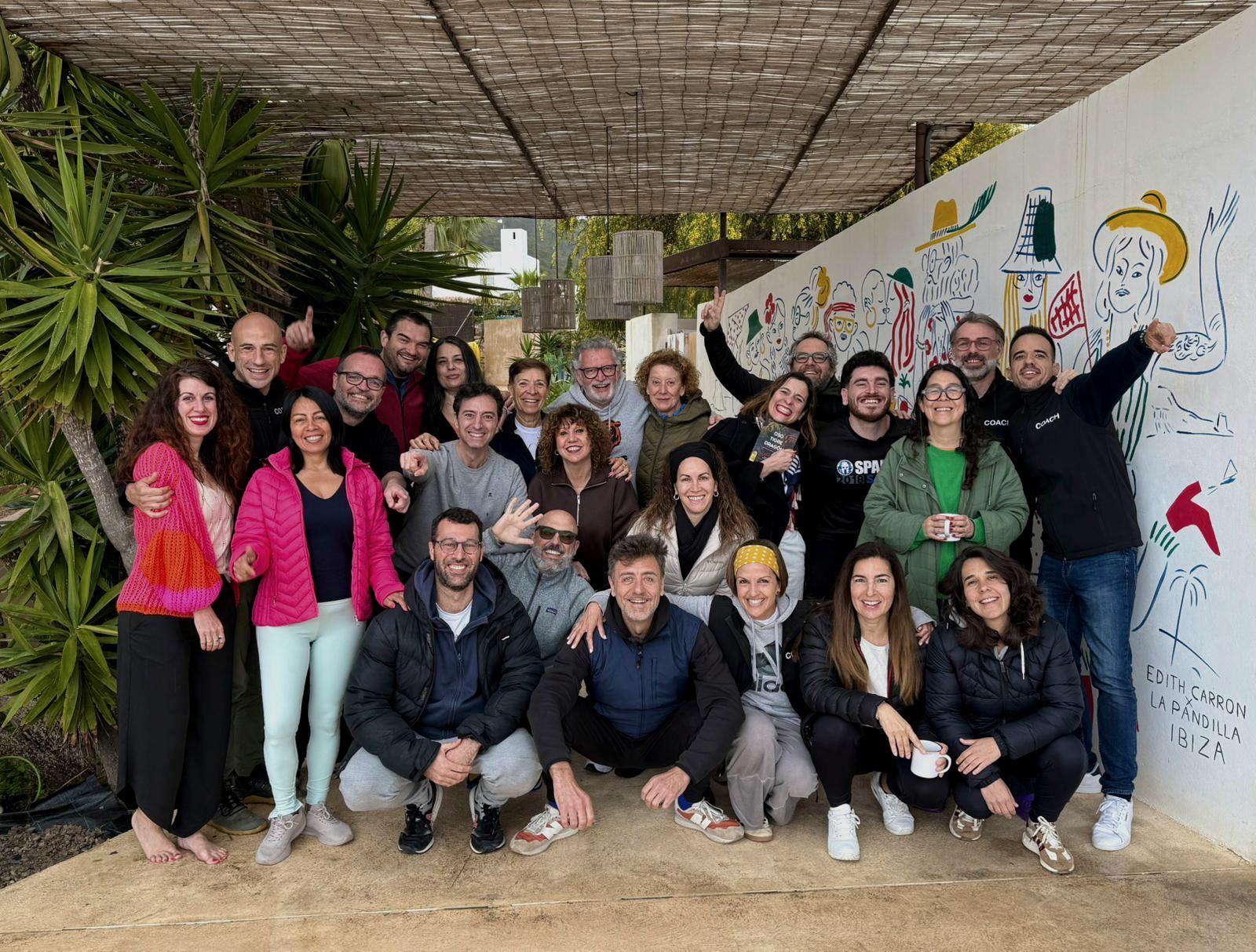 Grupo de una edición de El Camino ante un mural pintado