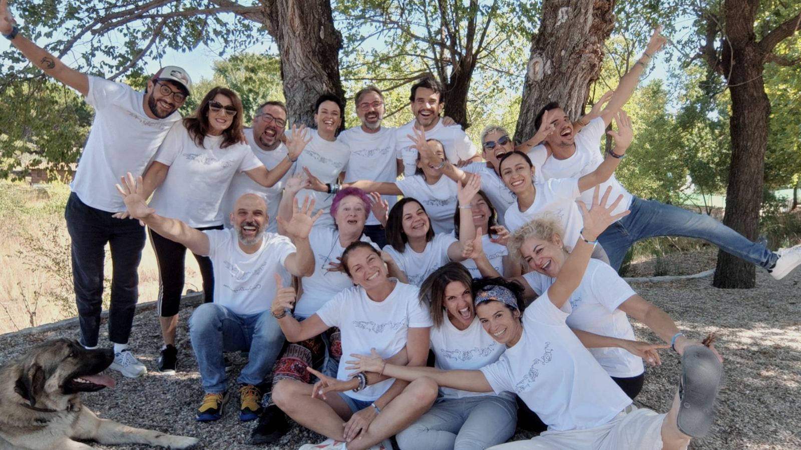 Grupo de una edición de El Camino celebrando bajo los árboles