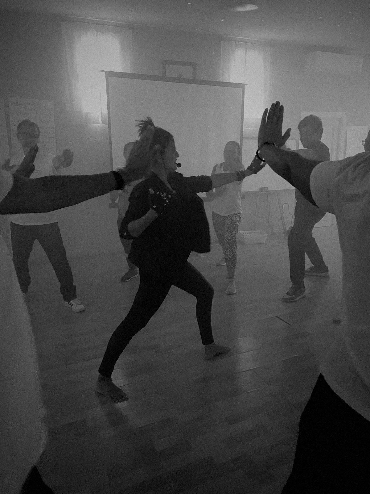 Una facilitadora guía una dinámica de movimiento entre la niebla