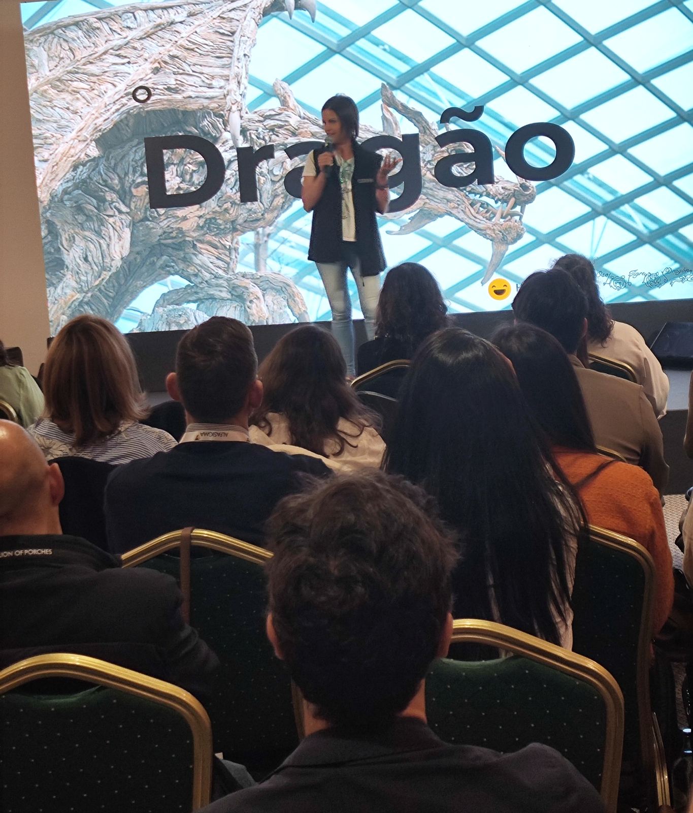 Ponencia sobre el dragón ante el auditorio