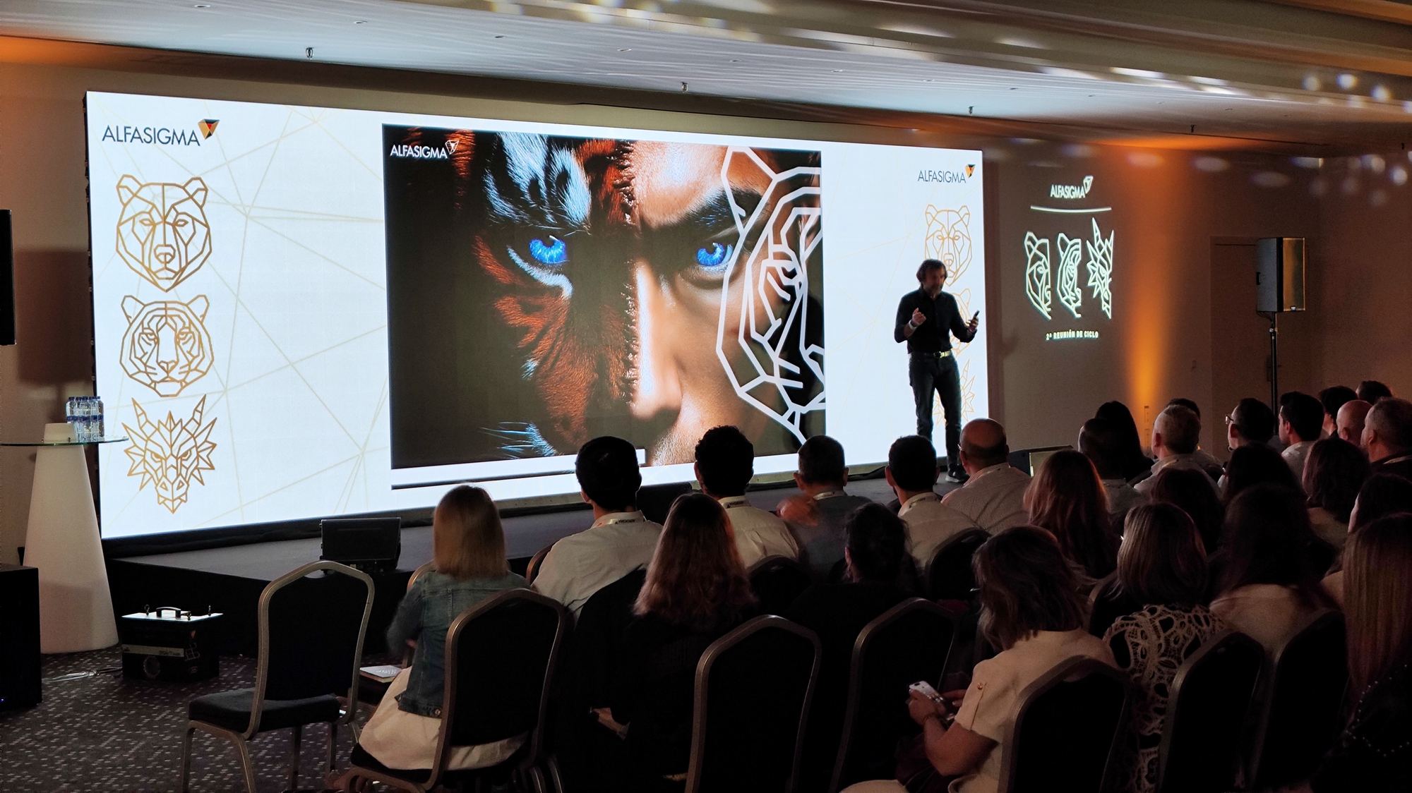 Ponencia del Método OTD ante el equipo de Alfasigma, con el tigre en la pantalla