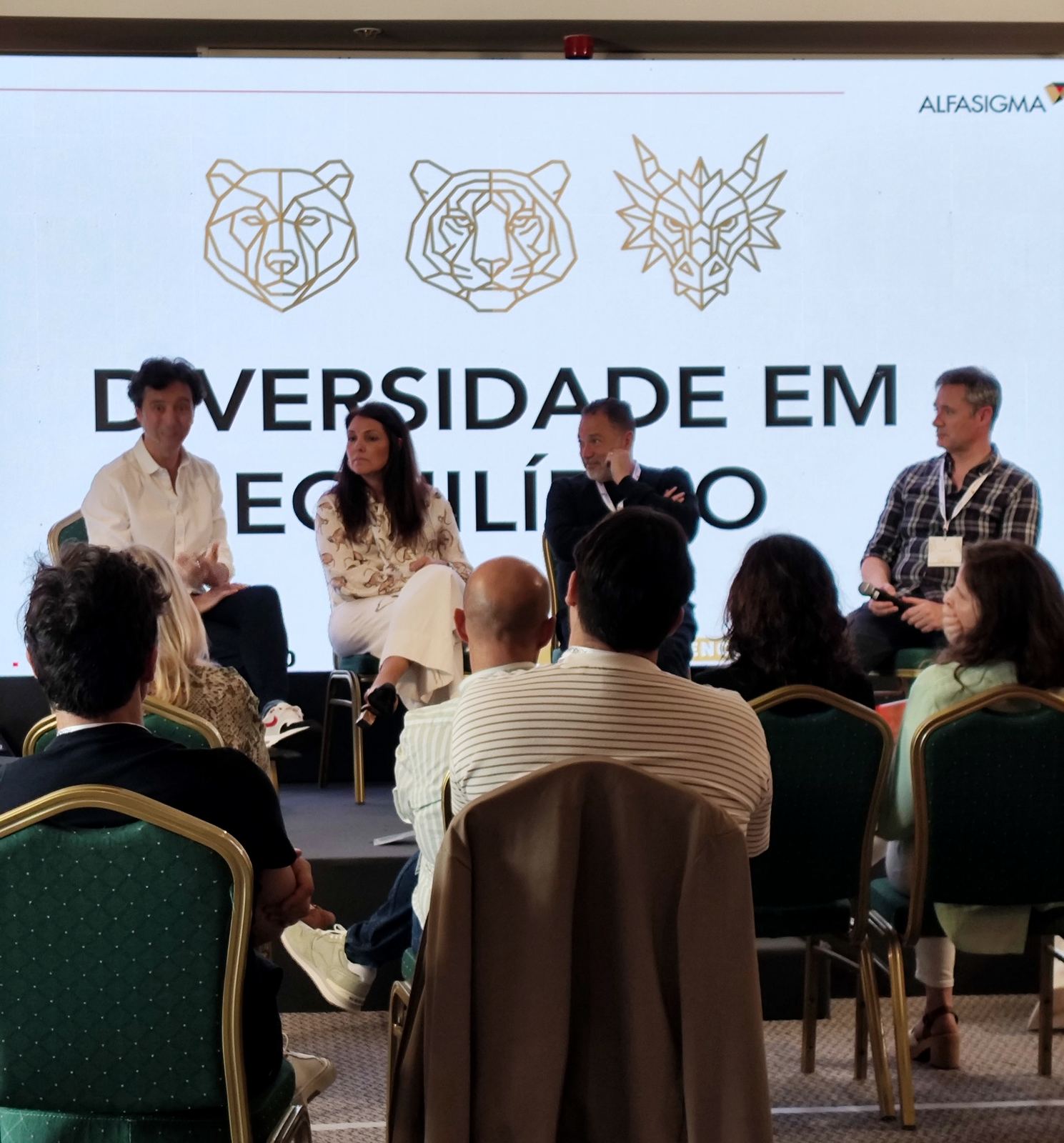 Panel de cuatro ponentes bajo el título Diversidad en equilibrio