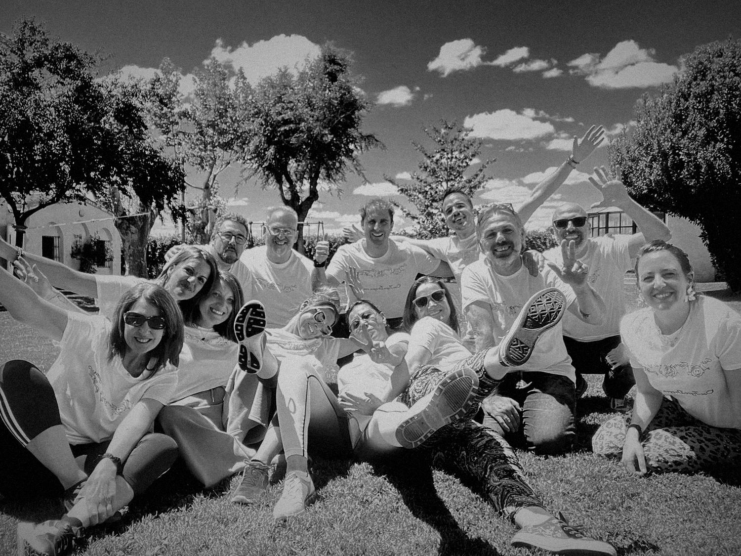 El grupo tumbado en el césped, riendo