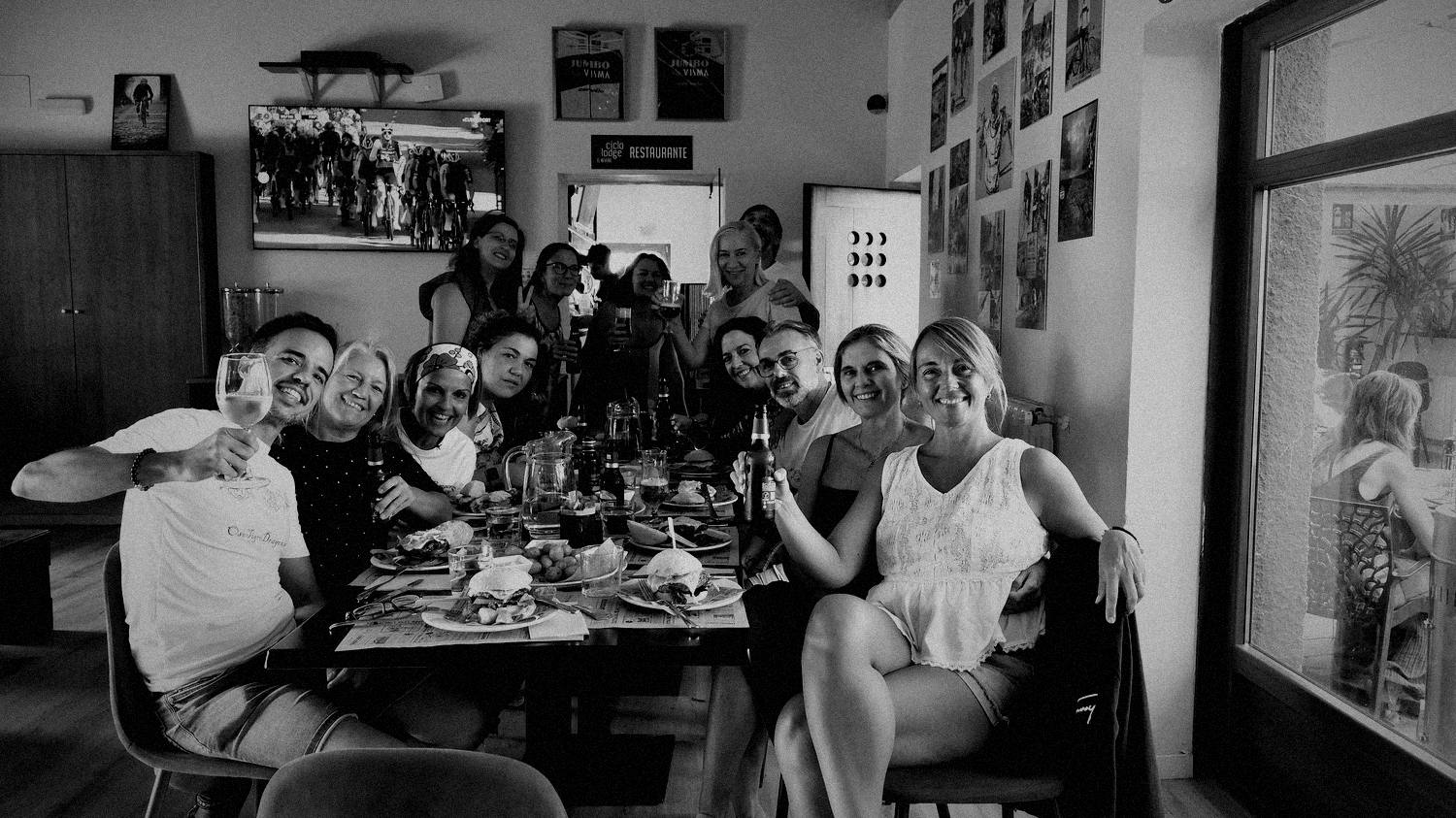 El grupo brinda alrededor de la mesa
