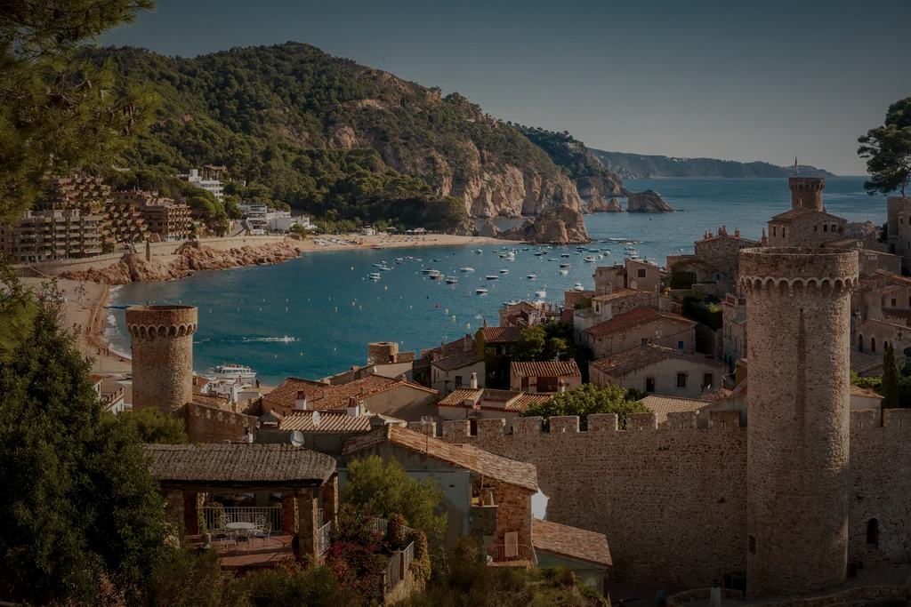 Villa amurallada frente al mar en la Costa Brava