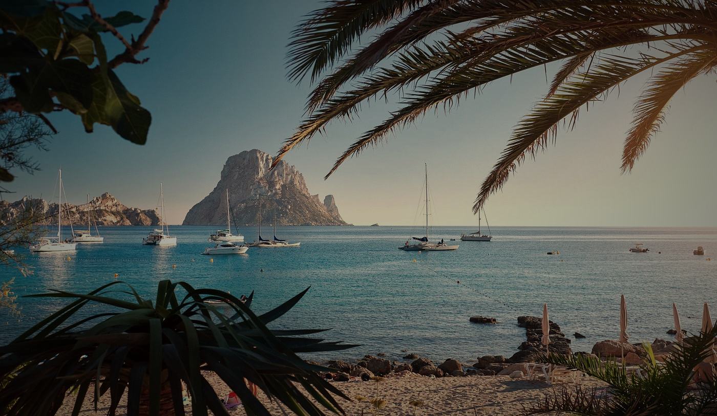 Cala de Ibiza al atardecer con el islote de Es Vedrà