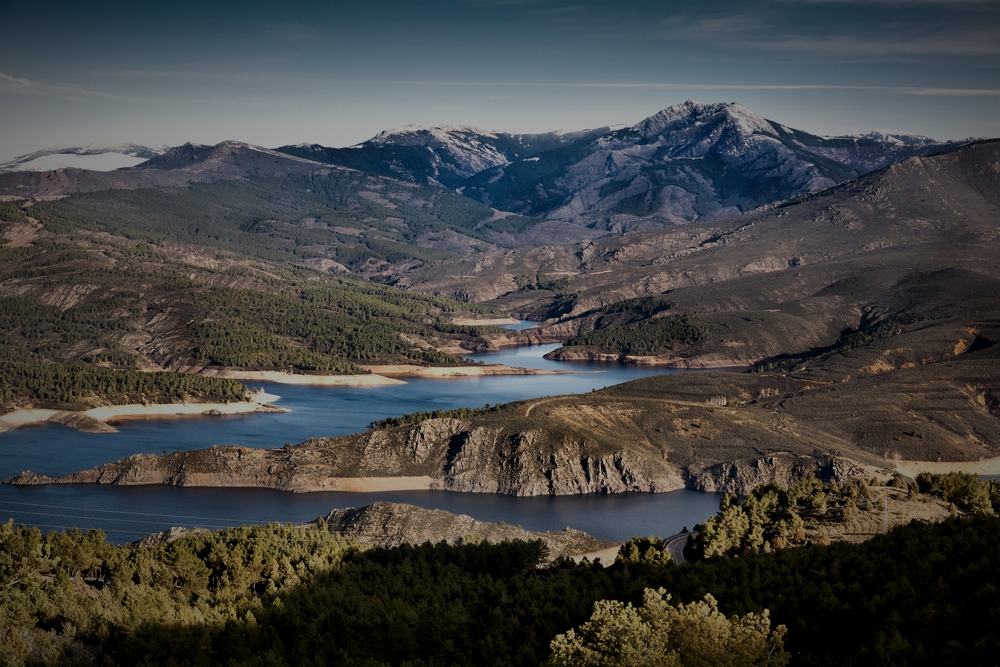 Valle y embalse en la sierra de Madrid