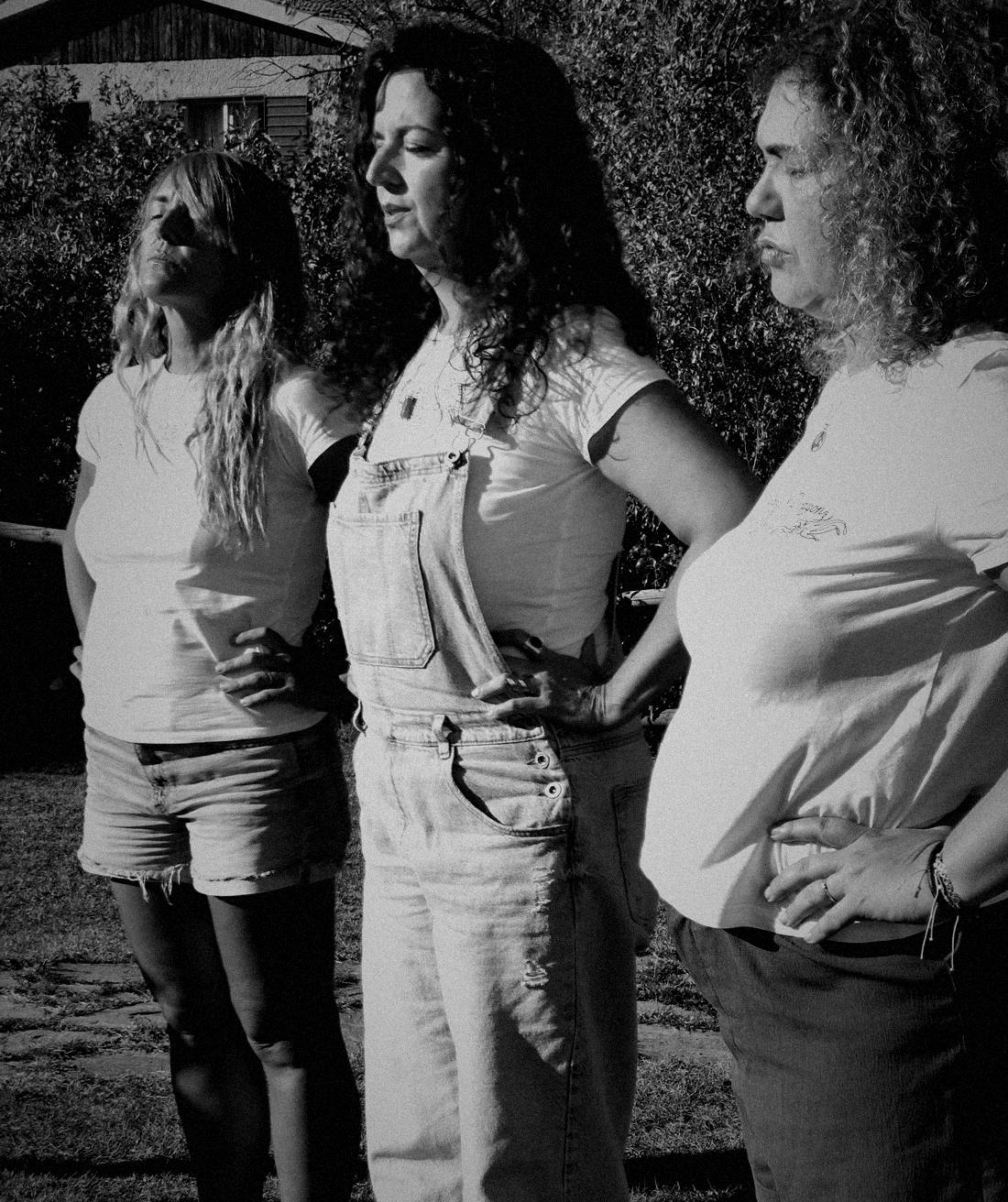 Tres participantes respiran con los ojos cerrados